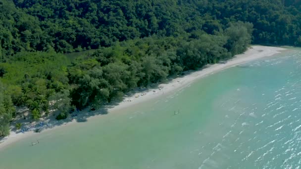Reichhaltige Natur Von Weißem Strand Und Wald Rund Den Berg — Stockvideo