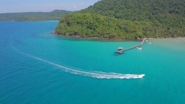 Hout Steiger Met Zeilschip Rond Turquoise Zee Wit Strand Bos — Stockvideo