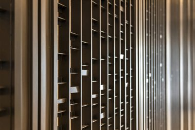 Rastgele batonlarca çelik ve direk otelin duvarkağıdının önüne konur.