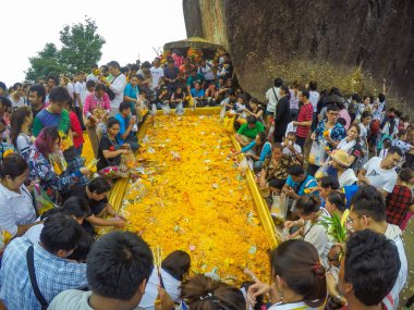 Chanthaburi, THAILAND - 3 Nisan 2016, Tayland halkı Kitcha 'ya seyahat ediyor