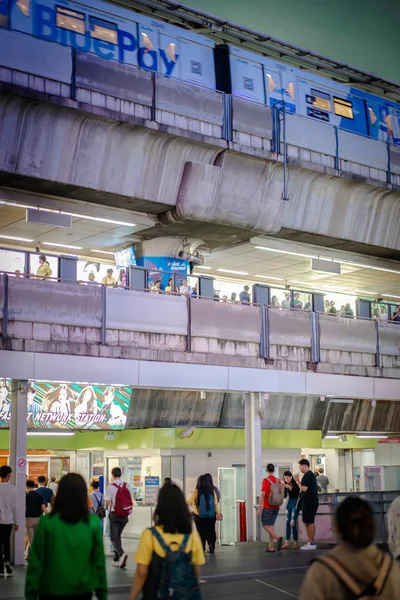Bangkok, Tailandia - 22 de julio de 2019, Personas asiáticas y pasajeros wa — Foto de Stock
