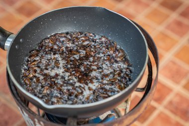 Güneydoğu Asya ve Tayland 'da kızarmış cırcır böcekleri yağ ile pişiriliyor.