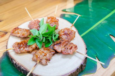 Tayland usulü ızgara domuz eti ve sokak yemekleri.