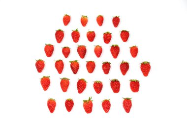 Taze lüks Strawberry beyaz arka planda stüdyo ışığı ile sıra ve sütun düzenlenir.