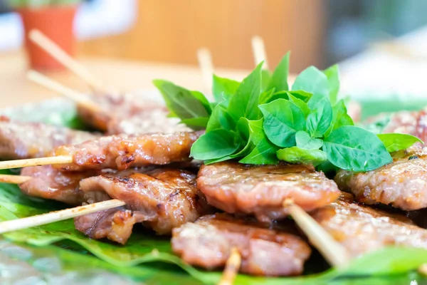 Gegrild varkensvlees Azië Thailand overgangsvoedsel en street food dec — Stockfoto