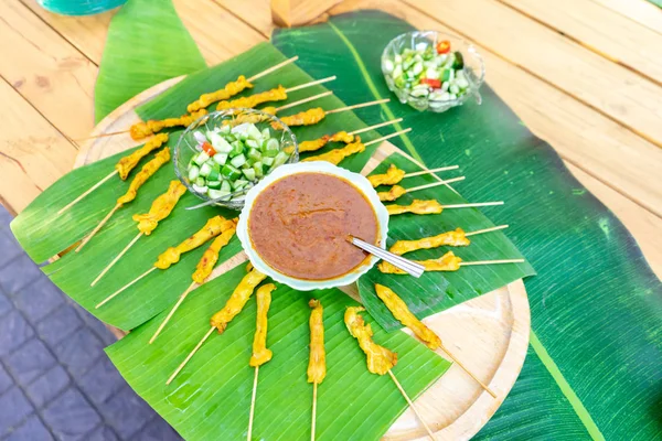 Carne de cerdo Satay a la parrilla, Tailandia palillo de comida popular tradicional con —  Fotos de Stock