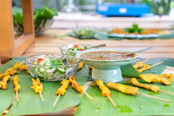 Grillowana wieprzowina Satay, Tajlandia tradycyjne popularne jedzenie kij z — Zdjęcie stockowe