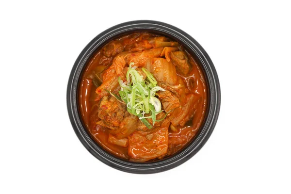 Geïsoleerde Kimchi soep in de zwarte stenen kom in studio licht aan — Stockfoto