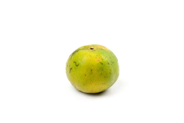 Pele tangerina laranja imperfeita geral no fundo branco com — Fotografia de Stock