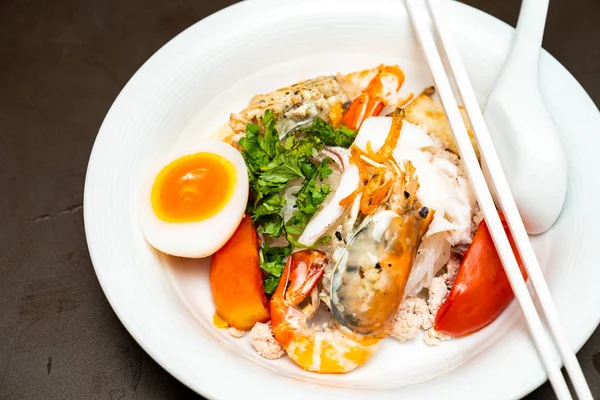 Zeevruchten Thaise noedel gemengd tussen gekookte garnalen, inktvis — Stockfoto