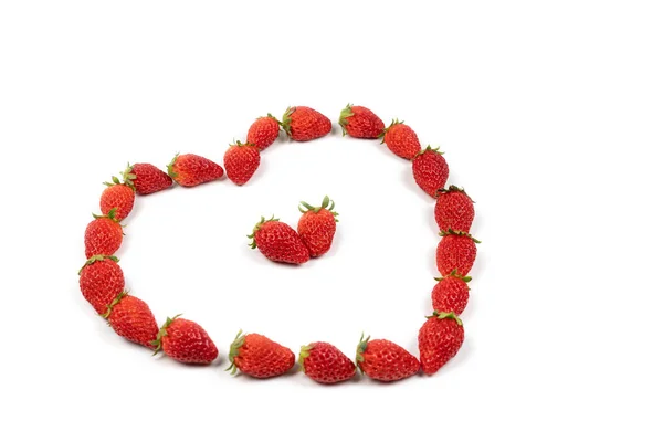 Forma de corazón de fresas en la línea. Fresa roja fresca en — Foto de Stock