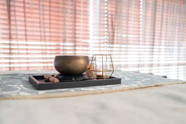 Aromaterapi bitkisi ve mum. Yataktaki karanlık yatak odasında.