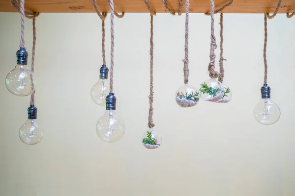 Decorato accogliente lampade bastone nella corda e piccolo albero con — Foto Stock