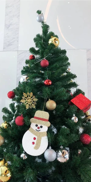 Weihnachtsbaum Mit Schneemanndekoration — Stockfoto