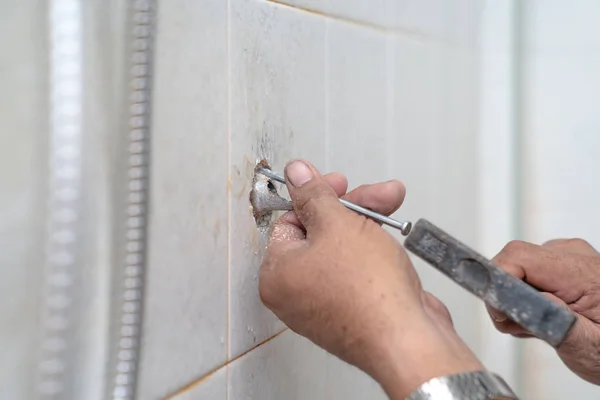 Asian man tries to fix and repair pipe / shower in the old restr — Stockfoto