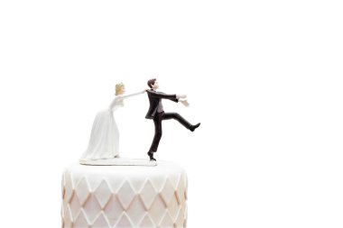 Damat bebek ve heykel kaçıyor ama gelin sonunda onu yakalayabilir. Pastanın üstünde beyaz arka planda izole bir nesne ve kırpma yolu olan komik bir düğün hikayesi bebeği..