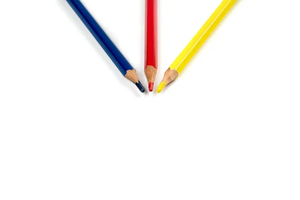 彩色铅笔3原色的红色蓝色黄色被布置成方向箭头 在演播室的光线中一起指向中心 它放在白色的背景上 收割路径 — 图库照片