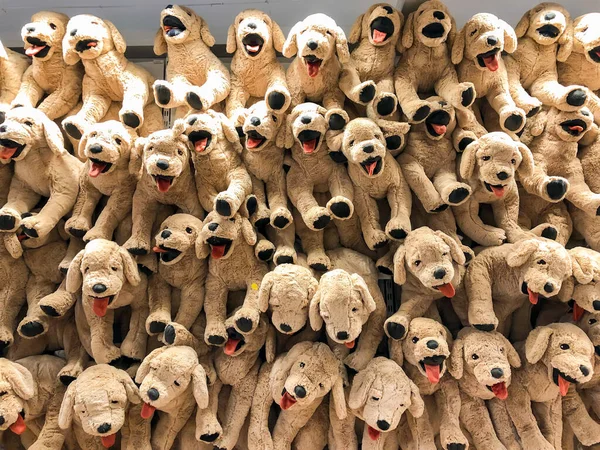 Brązowe Psie Lalki Wiszą Ścianie Sprzedaż Sklepie Dziecięcym — Zdjęcie stockowe