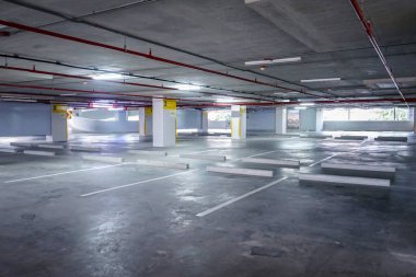 Öğleden sonra binada boş bir uzay aracı park ediyor.