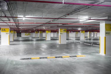 Öğleden sonra binada boş bir uzay aracı park ediyor.