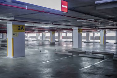 Öğleden sonra binada boş bir uzay aracı park ediyor.