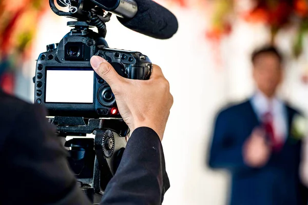 Mulher Videógrafa Parte Trás Estão Atirando Gravação Vídeo Evento Casamento — Fotografia de Stock