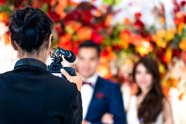 Mulher Videógrafa Parte Trás Estão Atirando Gravação Vídeo Evento Casamento — Fotografia de Stock