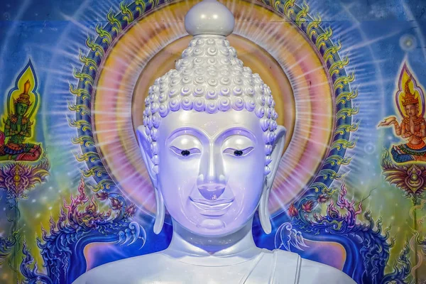 Stor Vit Buddha Staty Med Blå Bakgrund Vägg — Stockfoto