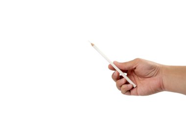 İzole edilmiş Asyalı adamın sağ eli beyaz arkaplana bir şeyler çizmek ve boyamak için tek renk kalem tutuyor. Kesme yolu.