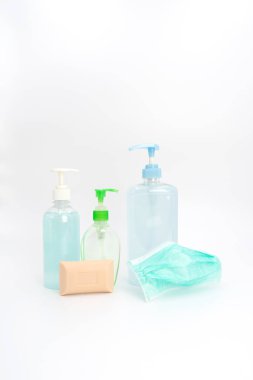 Coronavirus (COVID-19) koruma seti, stüdyo ışığı altında beyaz arka planda izole edilmiştir..