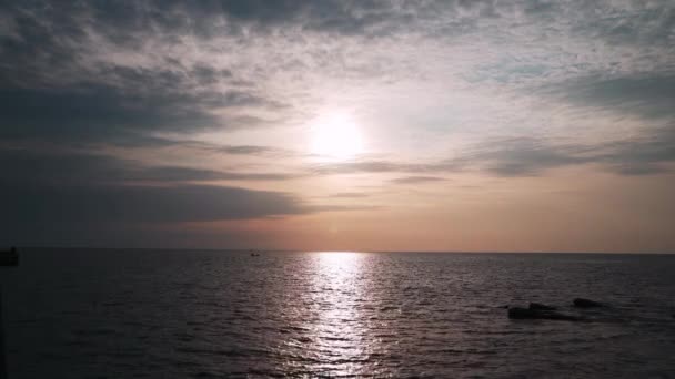 Ηλιοβασίλεμα Στην Ακτή Ήπιο Χαλαρωτικό Άνεμο Και Κύμα — Αρχείο Βίντεο