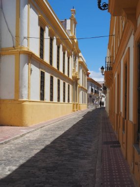 Binaların tipik İspanyol sokak
