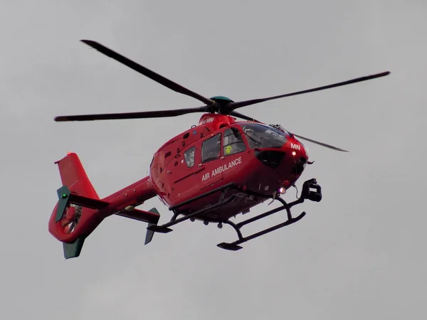 Aldermaston Wharf, Berkshire, Uk, 3 April-2018: Air Ambulance landing bij te wonen om een noodsituatie — Stockfoto