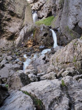 Gordale Scar 'ın dramatik kaya yarığı ve Gordale Beck şelaleleri, Malham, Yorkshire Dales