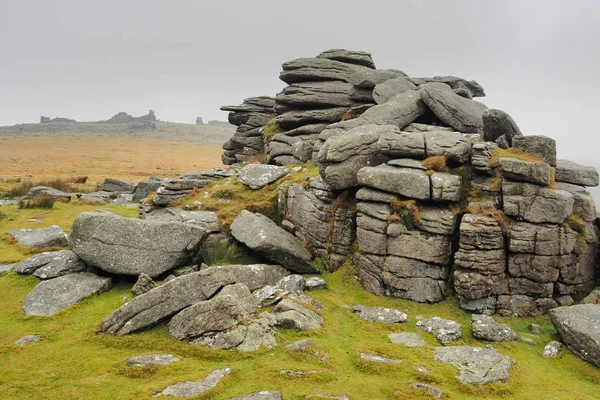 Middle Staple Tor z widokiem na Great Staple Tor z mgłą toczącą się na szczycie, Dartmoor National Park, Devon — Zdjęcie stockowe