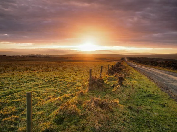 Splendido tramonto che illumina le nuvole su Danby Moor, North York Moors National Park Immagini Stock Royalty Free