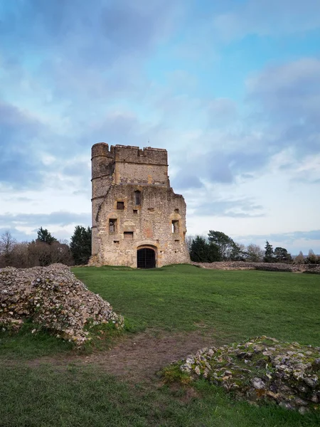 stock image The ruins of the medieval Donnington Castle at sunset with colourful clouds in the evening sky, Newbury, Berkshire