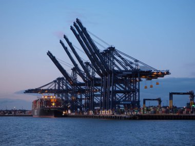 Felixstowe Limanı, Suffolk, İngiltere, 8 Mart 2020: Turnalar hava kararınca MSC Kalina kargo gemisine konteynır yüklüyor