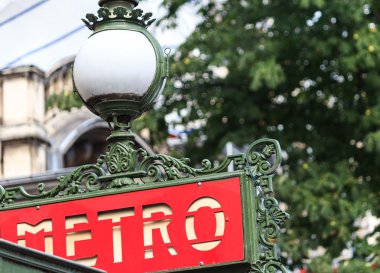 Paris 'te metro işareti