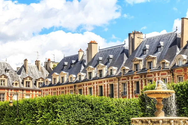 Zabytkowe budynki o Place des Vosges w Paryżu — Zdjęcie stockowe