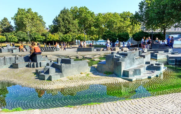 Colonia, fontana Rheingartenbrunnen (detta fontana Paolozzi), Germania — Foto Stock