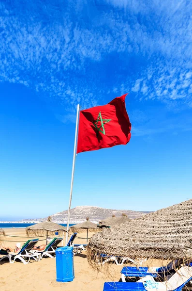 Marocká vlajka na pláži v Agadir — Stock fotografie