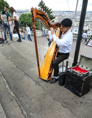 Harpçı adımlar önünde, Sacre Coeur Paris, Fransa 