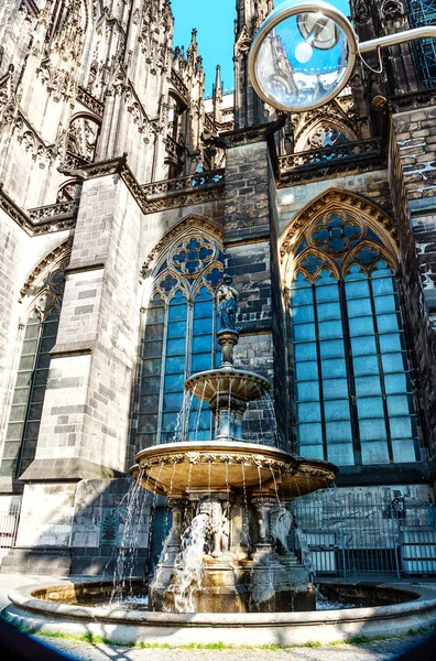 Fontanna na południowej stronie katedry w Kolonii, Niemcy — Zdjęcie stockowe