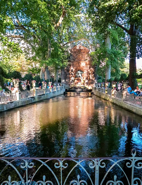 梅迪西斯喷泉，卢森堡花园在巴黎，法国 — 图库照片