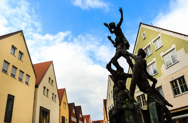 Telhados e figuras de fontes em Old Town Ellwangen, Alemania — Fotografia de Stock