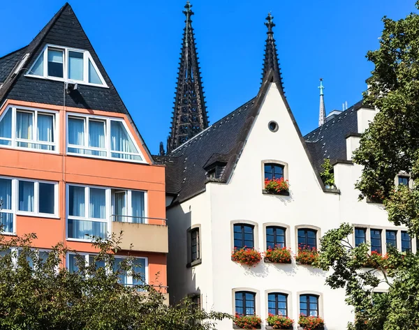 Pintorescas casas a dos aguas en Colonia, Alemania —  Fotos de Stock