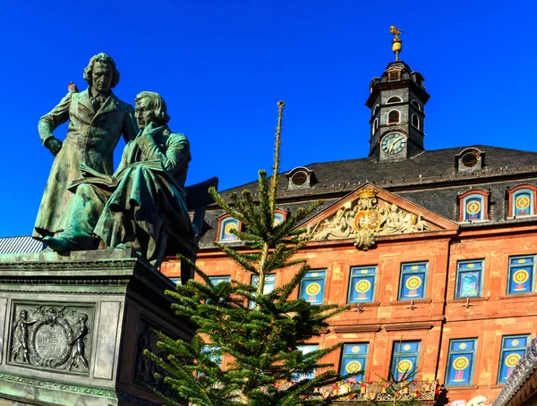 Brüder Grimm blicken auf den Weihnachtsmarkt in Hanau — Stockfoto