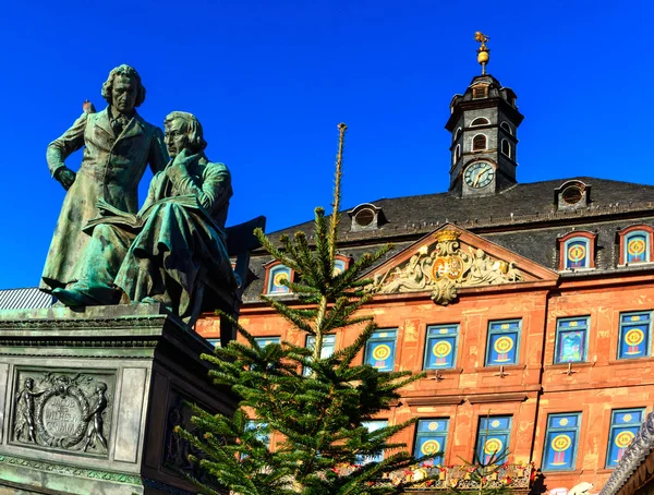 Hermanos Grimm mirando hacia el mercado de Navidad en Hanau, Alemania — Foto de Stock