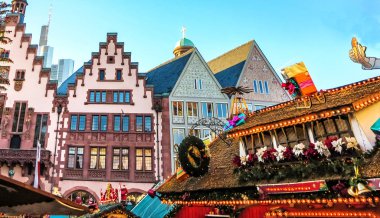 Noel pazarı popüler turistik cazibe Frankfurt, Almanya
